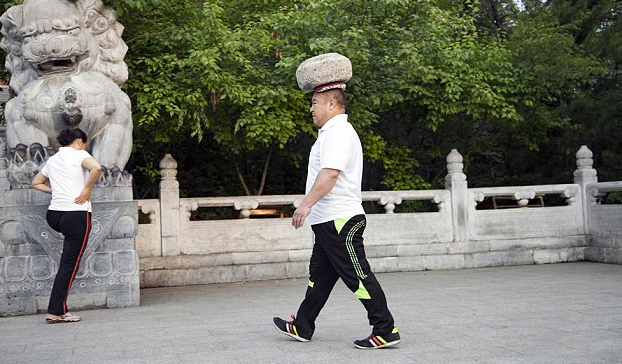 Un hombre lleva 4 años caminando con una piedra de 40 kilos en la cabeza para perder peso