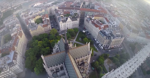 Escalando la Iglesia Votiva de Viena sin ningún tipo de protección