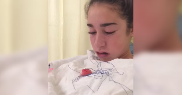 Esta chica anestesiada creía que su lengua se había caído tras sacarle las muelas de juicio