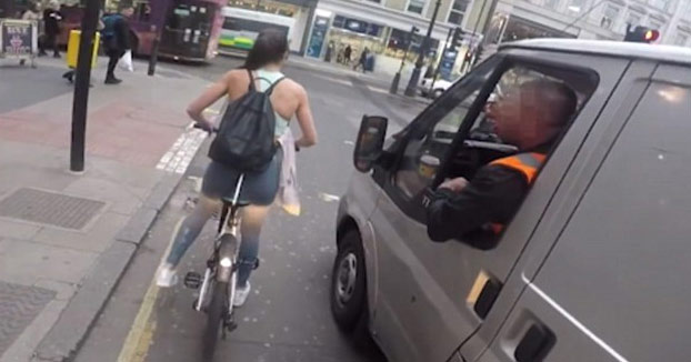 Así se vengó esta mujer ciclista de un obrero que le dijo: ''¿Tienes el período?'' (Vídeo)