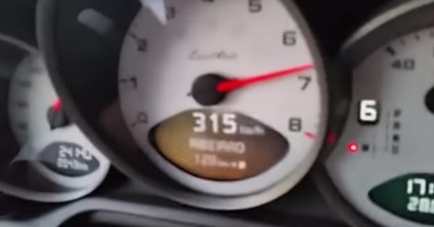 Cuando vas a 300 km/h y piensas que eres el mas rápido de la carretera