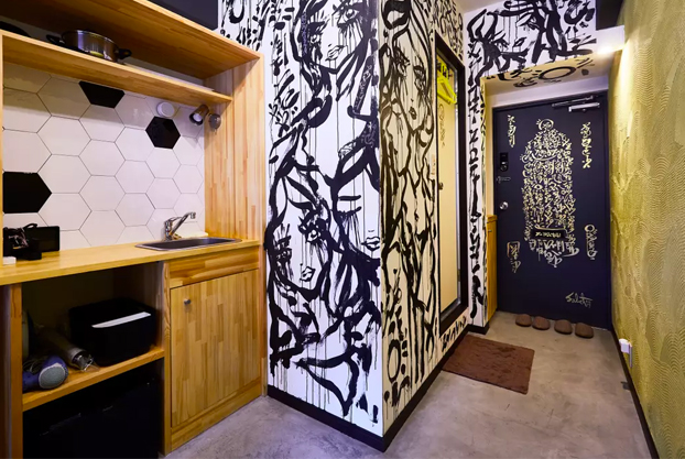 Pintó un mural en una vivienda que encontró en Airbnb y el anfitrión le devolvió el dinero del alquiler