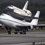 El transbordador Discovery volando encima de un Boeing 747 de la NASA