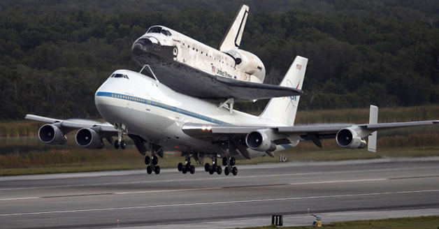 El transbordador Discovery volando encima de un Boeing 747 de la NASA