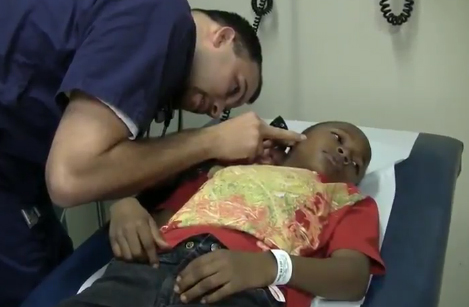 Un niño acude a urgencias para que le quiten una cucaracha de su oído