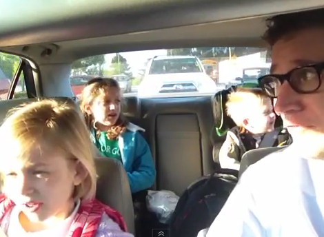 Un padre escucha 'Bohemian Rhapsody' con sus hijos cada mañana de camino a clase