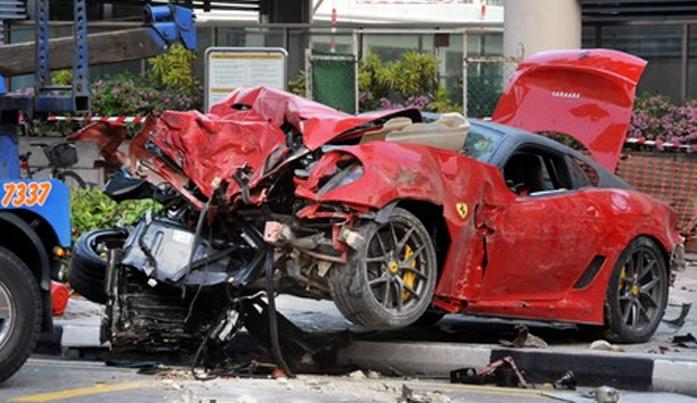 Brutal impacto de un Ferrari 599 GTO contra un taxi en Singapur