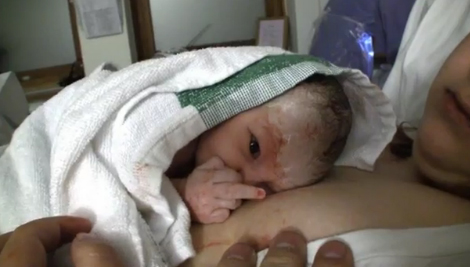 Bebé hace corte de manga a su padre 15 segundos después de nacer