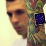 Un tatuador se implanta imanes en la muñeca para llevar su iPod como un reloj