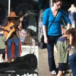 Un niño ciego y autista disfruta de la música de un artista callejero