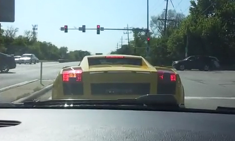 Cómo no arrancar en un semáforo con un Lamborghini Gallardo