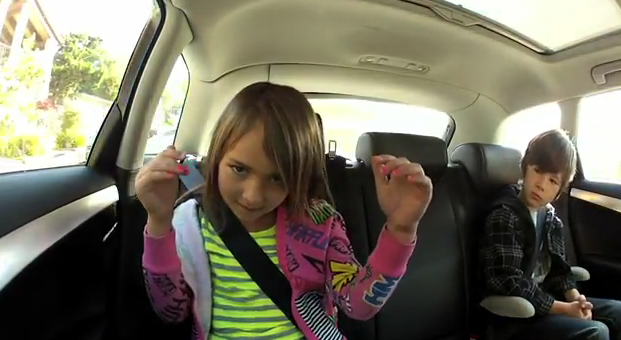 Dos niños hacen un Lip Dub de Gotye en un coche