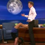 Nina Dobrev hace la postura del escorpión con el presentador Conan O'Brien