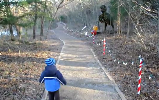 Reacción de un niño de 2 años al ver un dinosaurio por primera vez