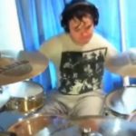 Un chico toca la batería sin manos a ritmo de Red Hot Chili Peppers