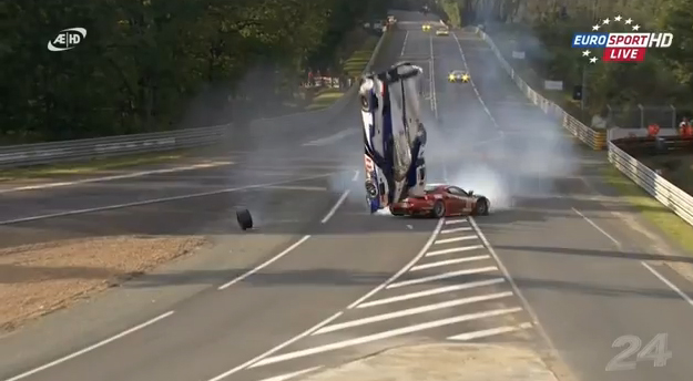 Espectacular accidente del Toyota híbrido en las 24 horas de Le Mans