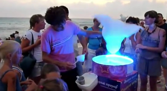 Este hombre hace que la preparación de un algodón de azucar sea todo un espectáculo