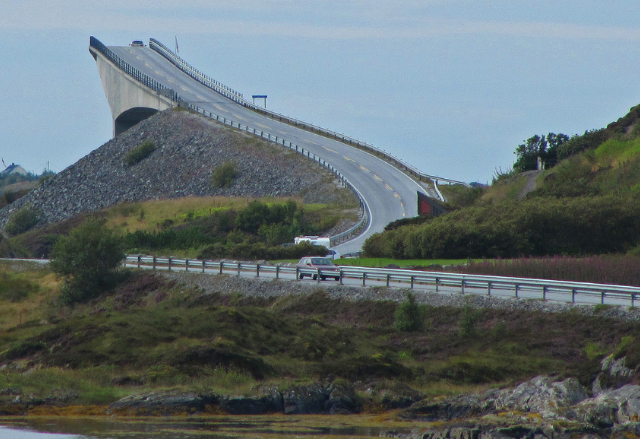Atlanterhavsveien, una carretera impresionante de Noruega con puentes que se retuercen sobre el mar