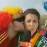 Aficionados españoles se la lían a una reportera que cubre la Eurocopa 2012