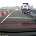 Un camión intenta causar un accidente