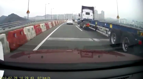 Un camión intenta causar un accidente