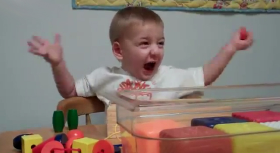 Reacción de un niño sordo al escuchar la voz de su madre por primera vez