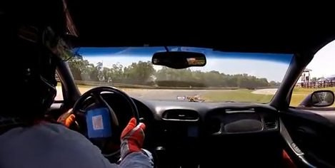 El conductor de un Corvette Z06 atropella a un ciervo que se le cruzó en medio del circuito