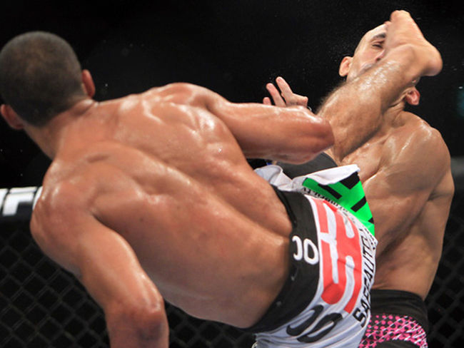 UFC 142: Edson Barboza vs. Terry Etim. Pelea y K.O. de la Noche