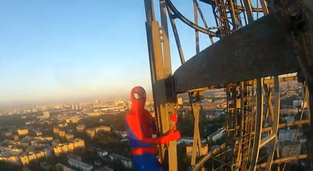 Se suben a la Torre Shukhovskaya de Moscú sin ningún tipo de protección y lo graban en vídeo