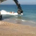 En Rumanía no se llevan las colchonetas a la playa, se llevan la excavadora