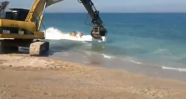 En Rumanía no se llevan las colchonetas a la playa, se llevan la excavadora