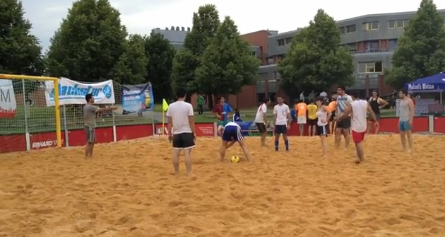 Partido de fútbol playa: Deciden que la chica tire el penalti decisivo