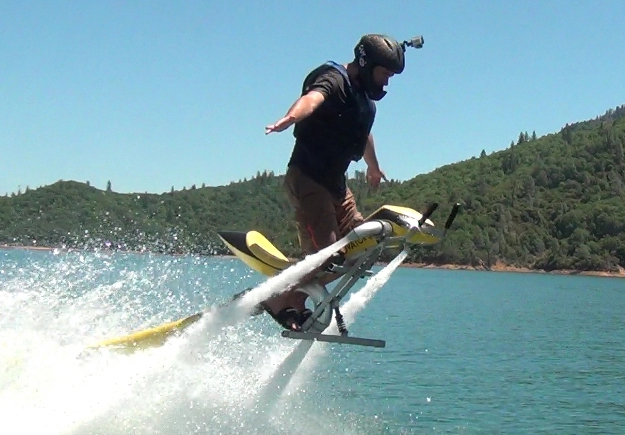 Jetovator, la moto de agua de propulsión a chorro para volar sobre el mar