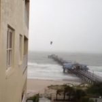 Un Kite surfer salta un muelle en Redington Beach durante la tormenta tropical ''Debby''