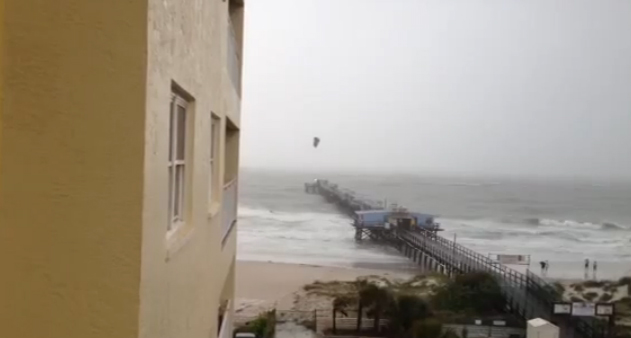 Un Kite surfer salta un muelle en Redington Beach durante la tormenta tropical ''Debby''