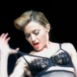 Madonna enseña una teta en Estambul