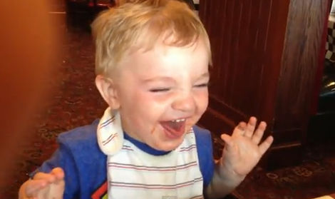 Reacción de un niño al tomar su primera cerveza de raíz