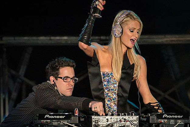Momento en el que Paris Hilton es ayudada por un dj profesional en su debut en Sao Paulo, Brasil