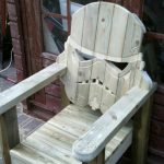 Silla de madera tallada en forma de casco de Stormtrooper