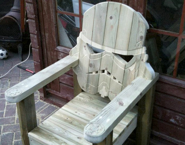 Silla de madera tallada en forma de casco de Stormtrooper