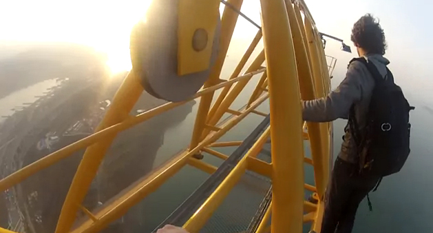 Unos chicos suben a lo alto de un puente de 240 metros en Rusia sin protección y lo graban en vídeo