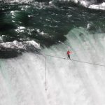 El funambulista Nick Wallenda cruza las cataratas del Niágara en el punto más complicado