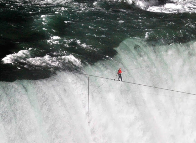 El funambulista Nick Wallenda cruza las cataratas del Niágara en el punto más complicado