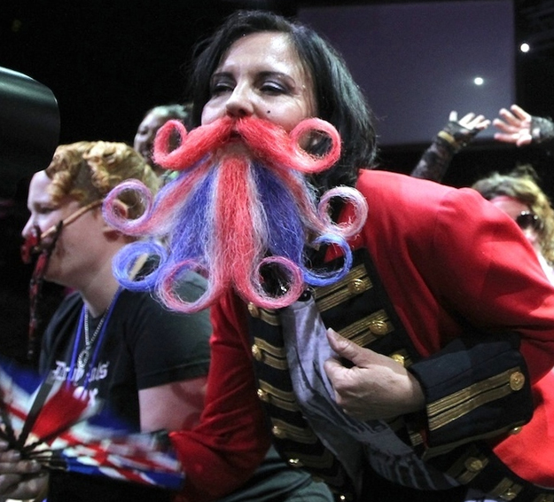 Campeonato de mujeres con barbas de mentira