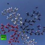 88 mujeres paracaidistas forman una flor en las alturas