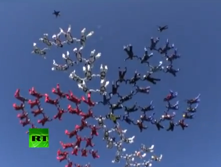 88 mujeres paracaidistas forman una flor en las alturas