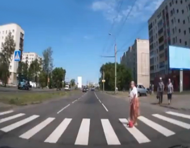 Una abuela rusa ninja no necesita ayuda para cruzar el paso de peatones