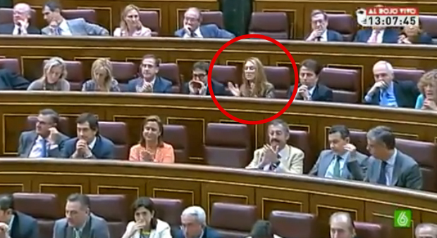 La diputada del PP Andrea Fabra grita supuestamente ''¡Qué se jodan!'' cuando Rajoy anuncia los recortes a parados
