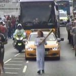 Un hombre intenta robarle la antorcha olímpica a una mujer en Gravesend