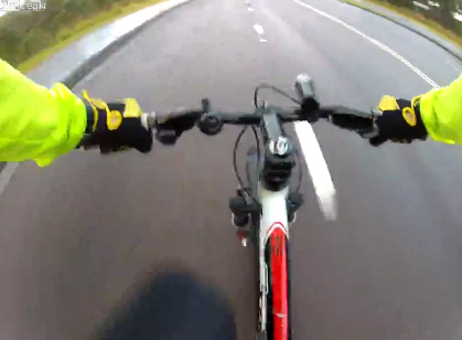 La cámara de un ciclista graba como un coche lo atropella